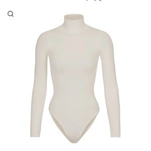 Skims essential mock neck long sleeve bodysuit, size S/M, color bone